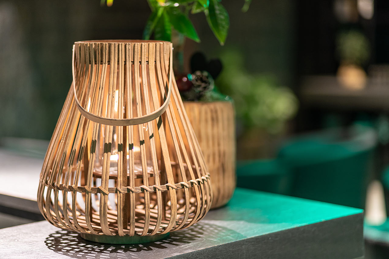Egy kis lámpa foglalatból, izzóból és bambuszból, hogy emlékeztessen a nyári szünetre