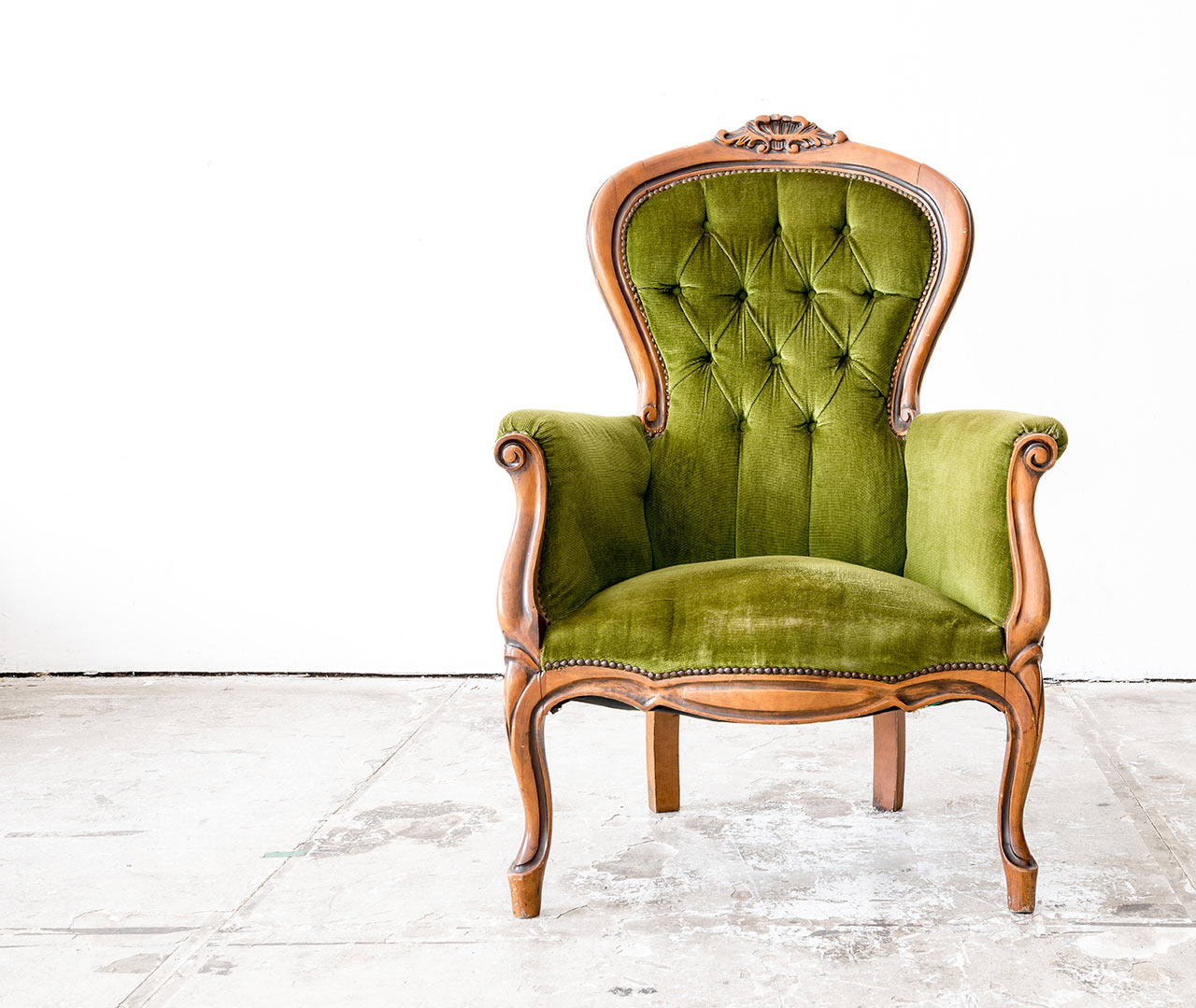 A francia királyok stílusában készült széknek sok 21. századi nappaliban van helye - és ez így van rendjén